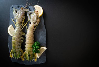 Siyah tahtada limonlu taze peygamber devesi karidesi.