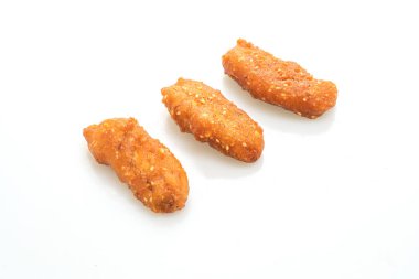 beyaz arkaplanda izole edilmiş kızarmış muz