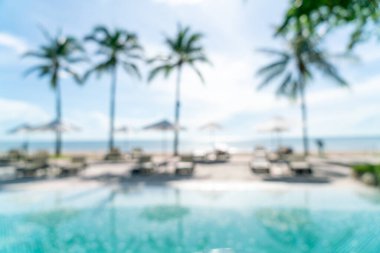 Lüks otel tatil beldesinde yüzme havuzu etrafında soyut bulanık yatak havuzu - tatil konsepti