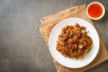 Kızarmış midyeli krep ya da midyeli omlet.