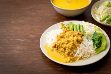 Tayland Pirinç Eriştesi ve Yengeç Körisi ve Çeşitli Sebzeler Tayland yerel güney yemekleri