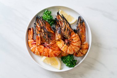 Izgara kaplan karidesi ya da limonlu karides.