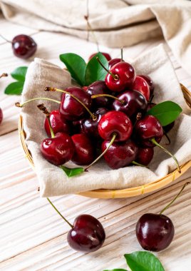 Ahşap arka planda taze kirazlar
