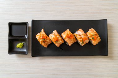 Sos soslu ızgara somon balığı. Japon usulü.