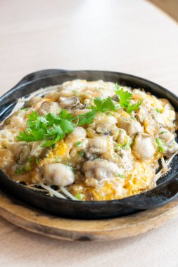 Sıcak tavada fasulye filizi ile istiridye omleti - Asya yemeği tarzı