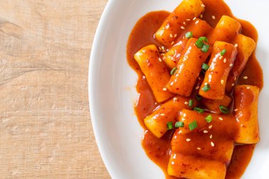 Baharatlı soslu Kore pirinç keki çubuğu (Tteokbokki) - Kore yemeği tarzı
