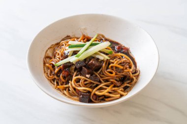Jajangmyeon ya da JJajangmyeon, Kore Gıda Stili olan Kore eriştesidir.