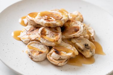 Izgarada dilimlenmiş muz ve karamel sosu.