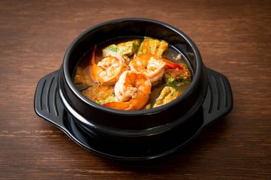 Karides ve sebze omletli Tamarind Paste 'den yapılmış ekşi çorba - Asya usulü.
