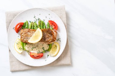 Izgara balık bifteği.