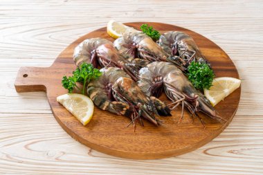 Taze kaplan karidesi ya da tahta üzerinde karides