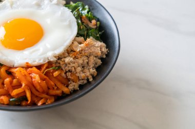 Bibimbap, Kore baharatlı salata pilav ve sahanda yumurta. Geleneksel Kore yemeği tarzı.