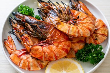 Izgara kaplan karidesi ya da limonlu karides.
