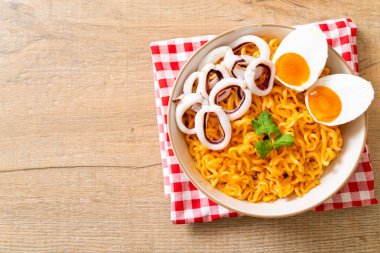 Mürekkep balığı ya da ahtapot kaseli tuzlu erişte.