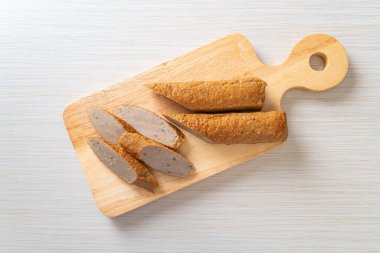 Kızarmış Çin balık köftesi ya da tahta üzerinde balık köftesi.