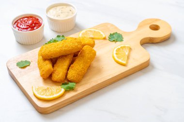 Kızarmış balık çubuğu ya da soslu patates kızartması.