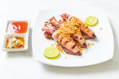 Sarımsaklı kızarmış kalamar - deniz ürünleri tarzı.