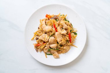 Zencefilli kızarmış tavuk. Asya usulü.