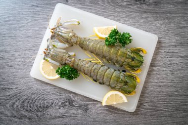 Gemide limonlu taze peygamber devesi karidesi