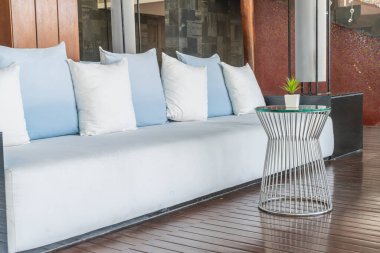 Kanepede güzel ve rahat yastıklar.