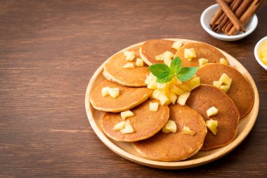 Elmalı krep ya da tarçın tozlu elmalı krep.