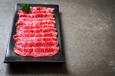 Sukiyaki ve Shabu ya da Yakiniku 'ya servis edilen mermer dokulu taze et.
