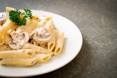 İtalyan usulü mantarlı makarna ve krema sosu.