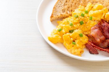 Çırpılmış yumurta, kızarmış ekmek ve kahvaltıda pastırma.