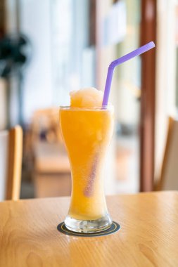 Kafe restoranında portakal suyu karışımı smoothie bardağı