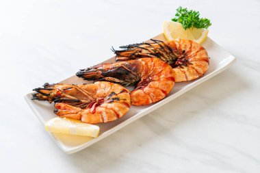 Izgara kaplan karidesi ya da limonlu karides.