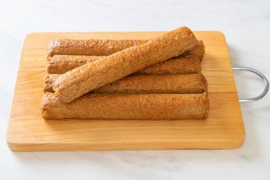 Kızarmış Çin balık köftesi ya da tahta üzerinde balık köftesi.