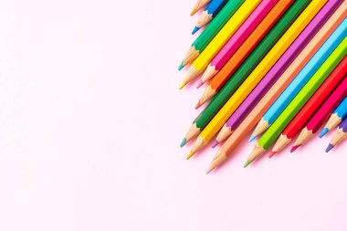 Fotokopi alanı olan pembe arkaplan üzerindeki renk kalemi