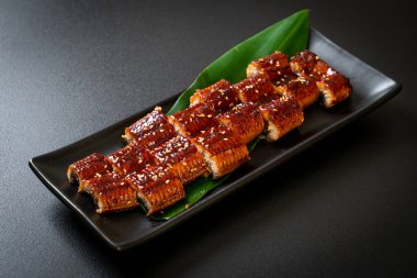 Dilimlenmiş yılan balığı ya da soslu ızgara unagi (Kabayaki) - Japon yemeği tarzı.