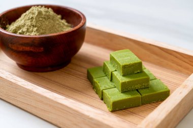 Taze ve yumuşak kibrit, yeşil çay tozlu yeşil çikolata.