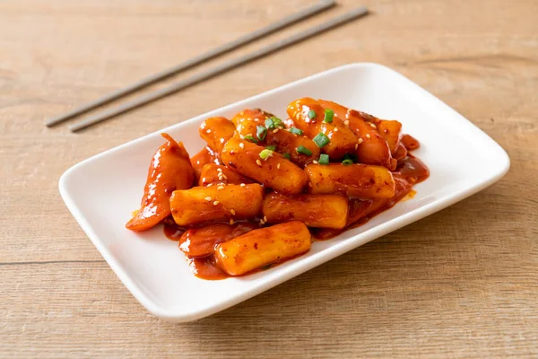 Palillo Pastel Arroz Coreano Con Salchicha Salsa Picante Tteokbokki Estilo — Foto de Stock