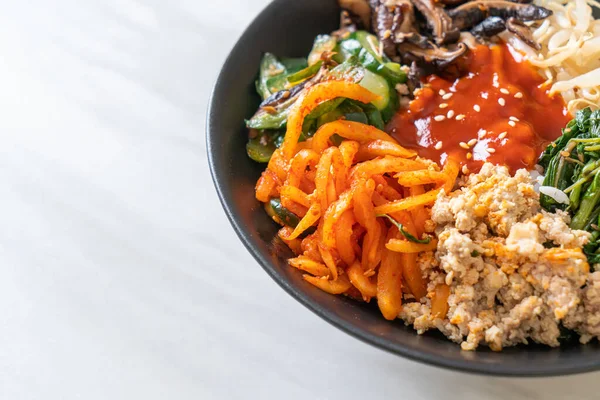 Bibimbap Salad Pedas Korea Dengan Mangkuk Nasi Gaya Makanan Tradisional — Stok Foto