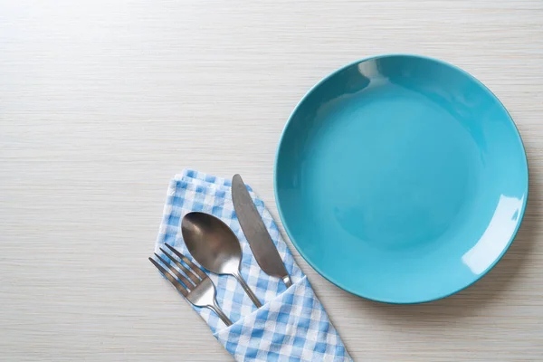 Assiette Plat Vide Avec Couteau Fourchette Cuillère Sur Fond Carreaux — Photo