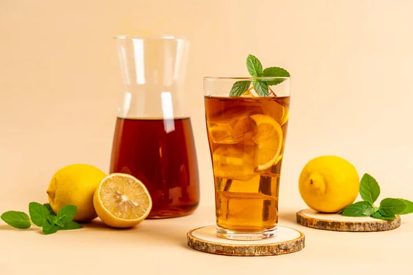 Ένα Ποτήρι Παγωμένο Τσάι Λεμόνι Μέντα — Φωτογραφία Αρχείου
