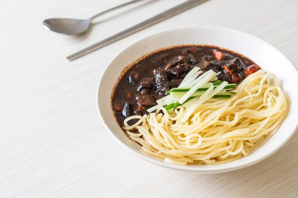 Jajangmyeon Jjangmyeon 은검은 소스를 곁들인 스타일의 국수이다 — 스톡 사진