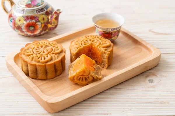 Chiński Tort Księżycowy Durian Żółtko Jaj Smak Herbatą Drewnianym Talerzu — Zdjęcie stockowe