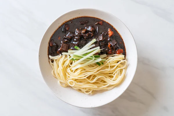 Jajangmyeon ya da JJajangmyeon, Kore Gıda Stili olan Kore eriştesidir.