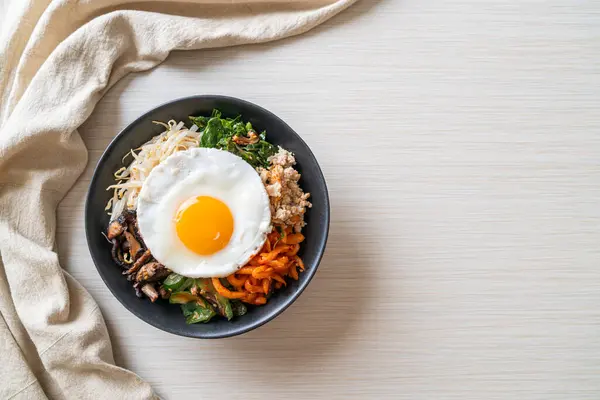 Bibimbap Salad Pedas Korea Dengan Nasi Dan Telur Goreng Gaya — Stok Foto