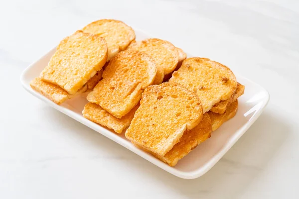 Pão Crocante Assado Com Manteiga Açúcar Prato — Fotografia de Stock