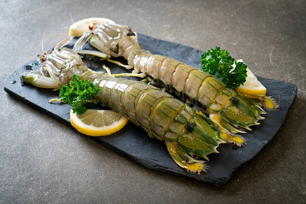 Camarones Mantis Frescos Con Limón Sobre Tabla Negra —  Fotos de Stock