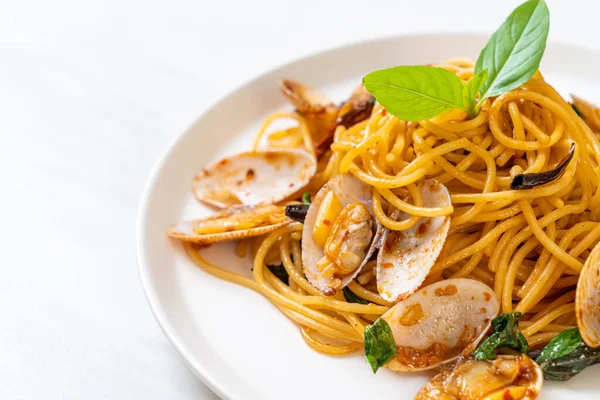 Roer Gebakken Spaghetti Met Mosselen Knoflook Chili Fusion Food Stijl — Stockfoto