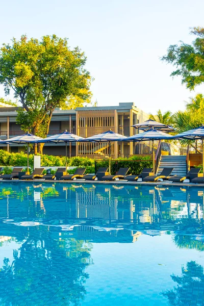 Sonnenschirm Und Poolbett Rund Freibad Hotelanlage Für Reise Urlaubskonzept — Stockfoto