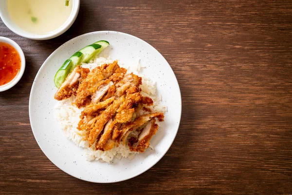Nasi Ayam Hainan Dengan Ayam Goreng Atau Nasi Dikukus Sup — Stok Foto