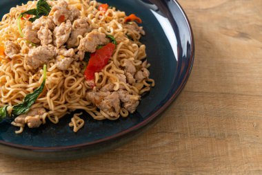 Tayland fesleğeni ve kıymalı Tayland usulü kızarmış erişte.