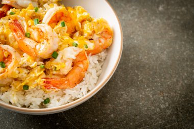 Ev yapımı kremalı omlet ve karides kasesi.