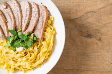 Beyaz kasede kurutulmuş ördek eriştesi. Asya usulü.